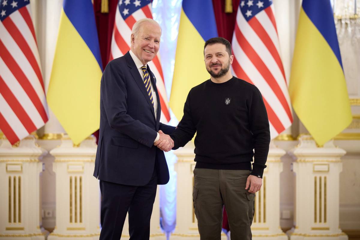 "Ucraina in piedi, la democrazia resiste". Biden a sorpresa da Zelensky a Kiev